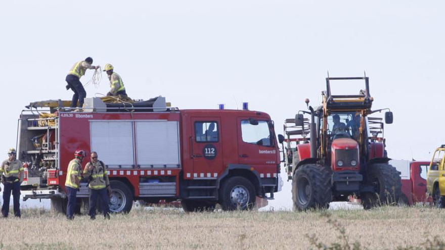 Camions de bombers que treballen en el foc de Vilopriu