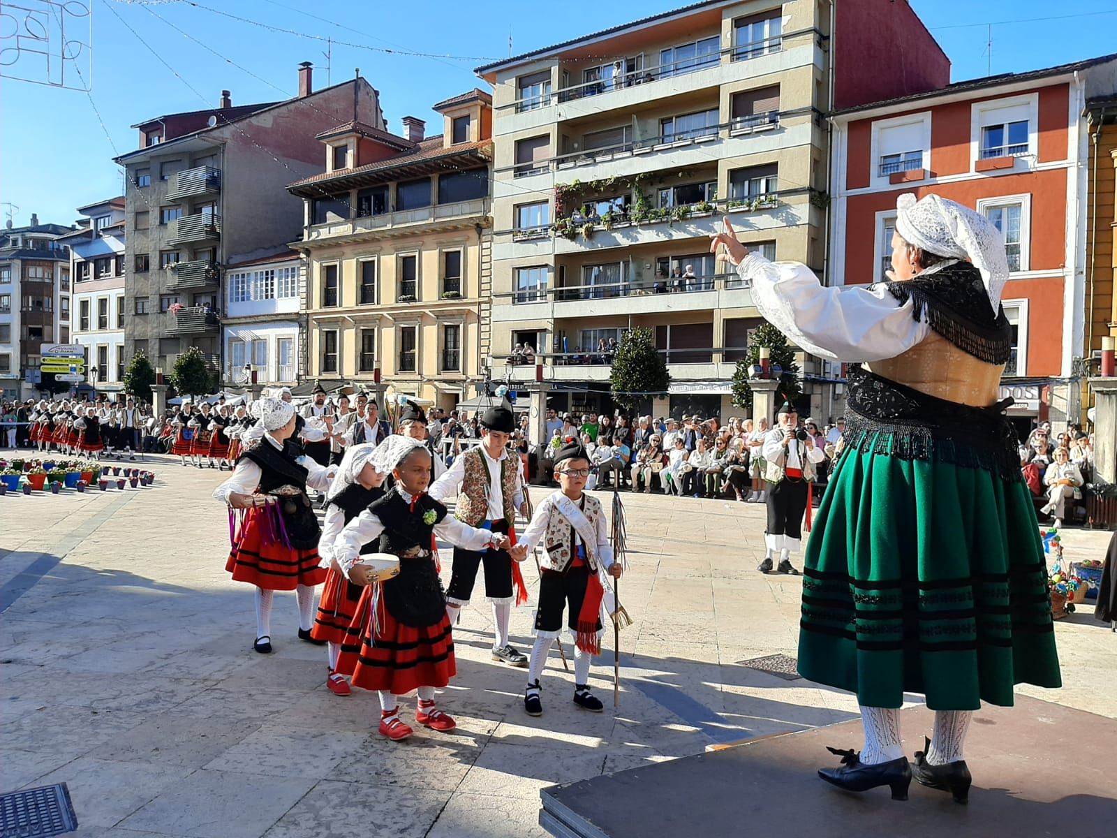 Villaviciosa ofrece el primer mosto a la Portalina: así ha sido el acto seguido de un desfile de carrozas