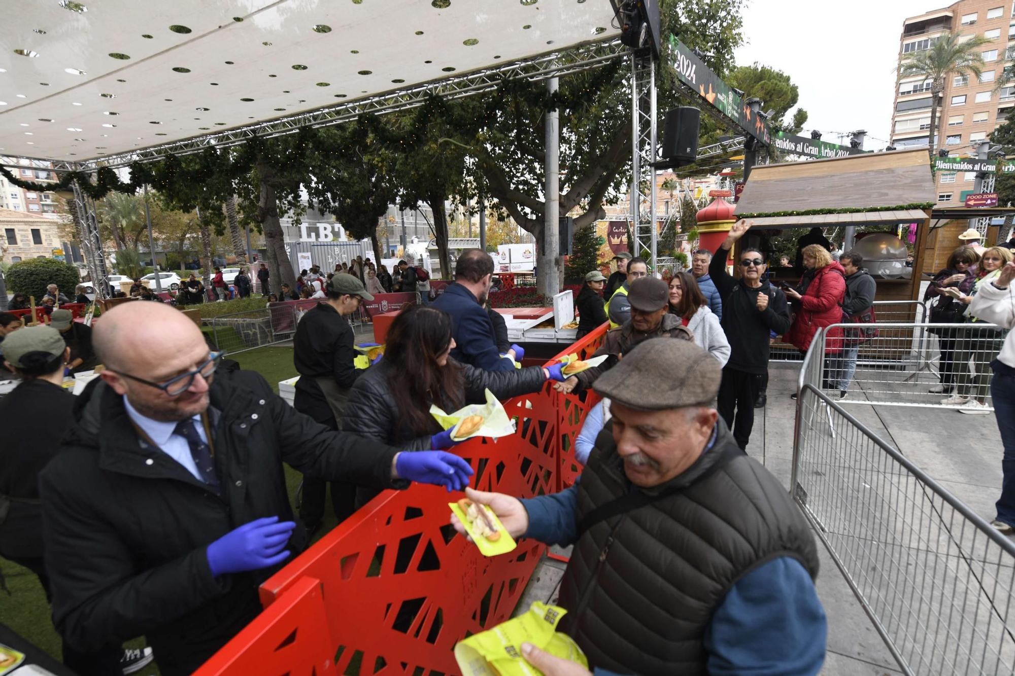 Reparto de pasteles de carne y marineras en la Plaza Circular de Murcia
