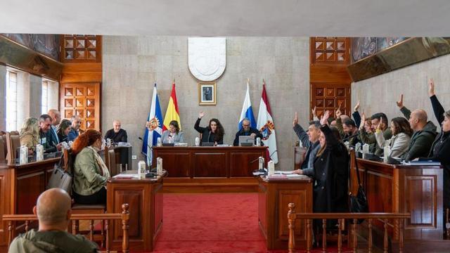 Momento en el que PSOE y PP aprueban el Presupuesto Municipal de Granadilla de Abona para 2025.