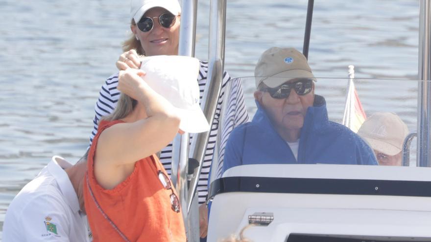 El rey Juan Carlos participa en un día de navegación con la infanta Margarita y sus sobrinos
