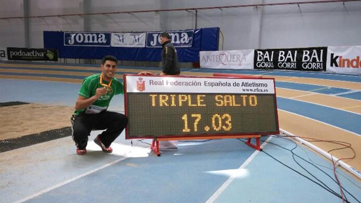 Torrijos posando junto a su récord de España