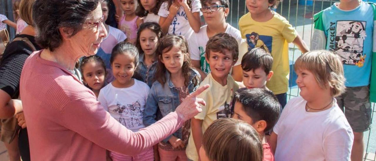 La concejala de Educación, Mercedes González, con niños del colegio Veneranda Manzano.