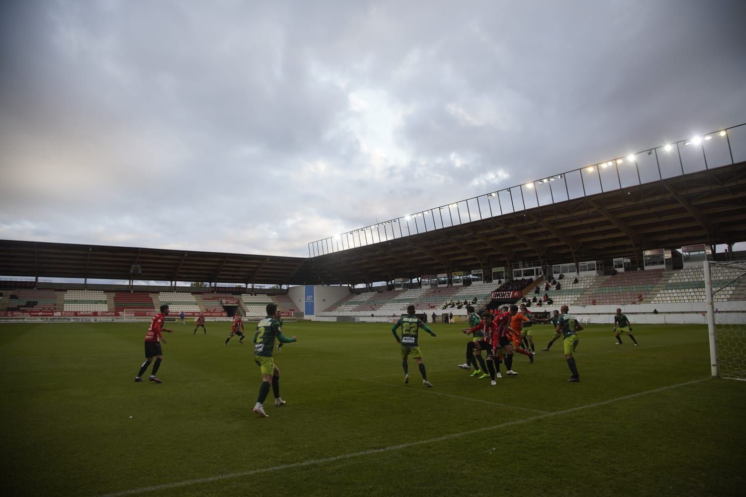 El Zamora CF empata con diez jugadores frente al Guijuelo (2-2)