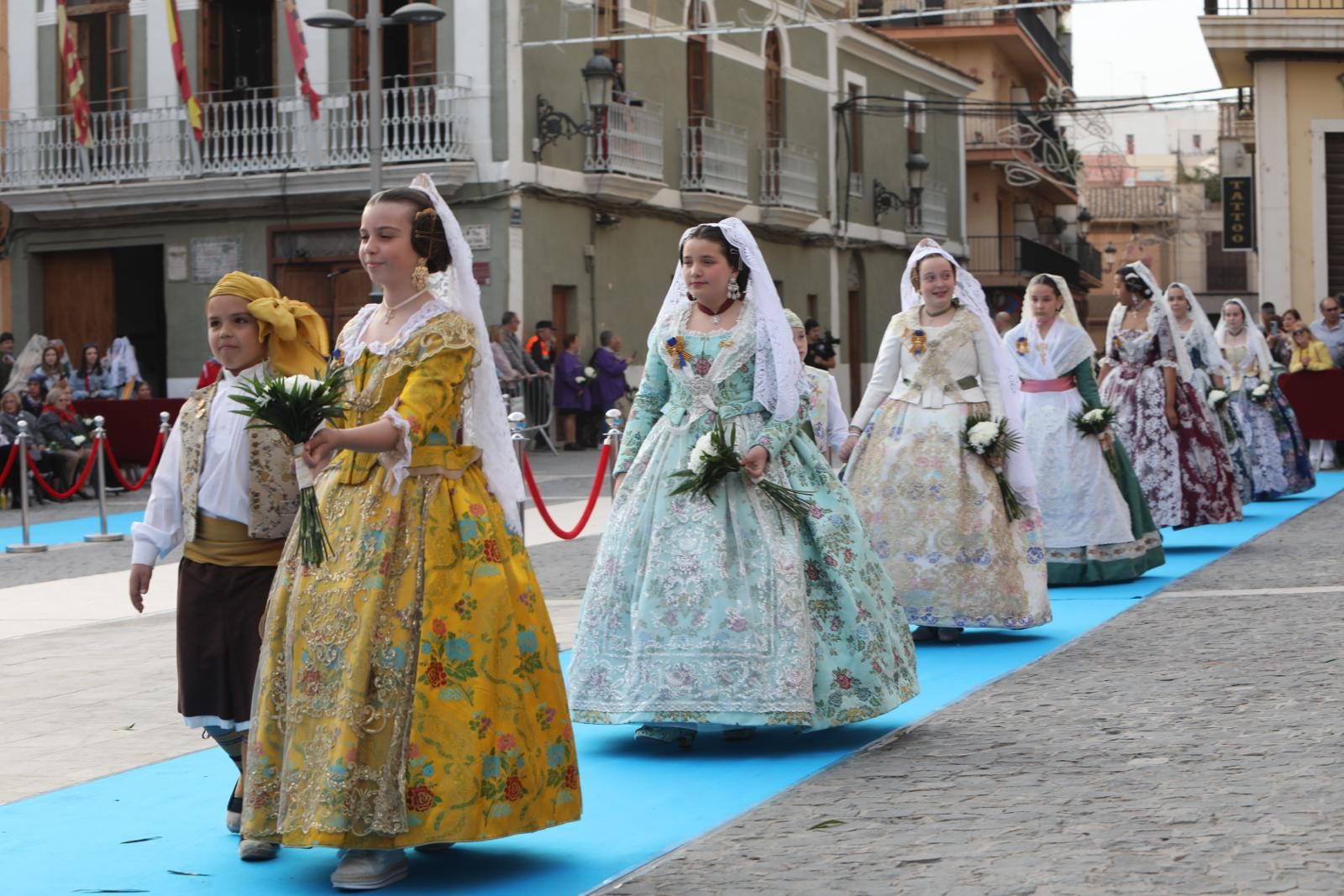 Búscate en la ofrenda a la virgen en Paterna