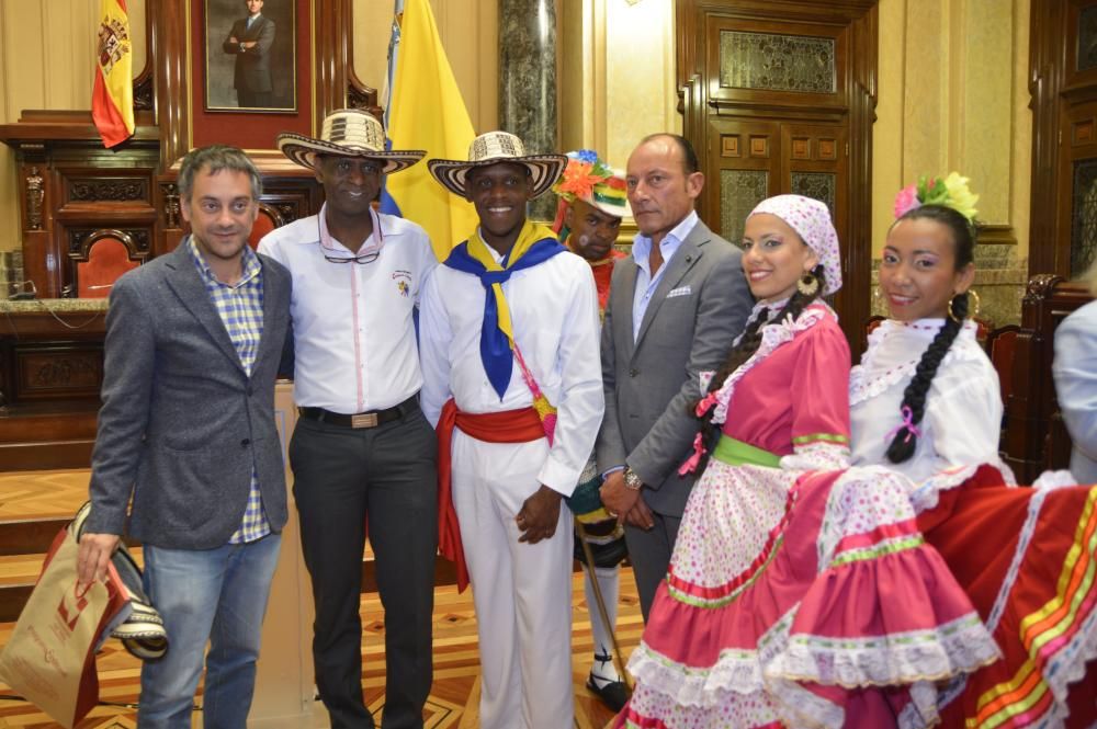 El alcalde recibe en María Pita a representantes de las agrupaciones que participan en el Festival Internacional de Folclore Cidade da Coruña.