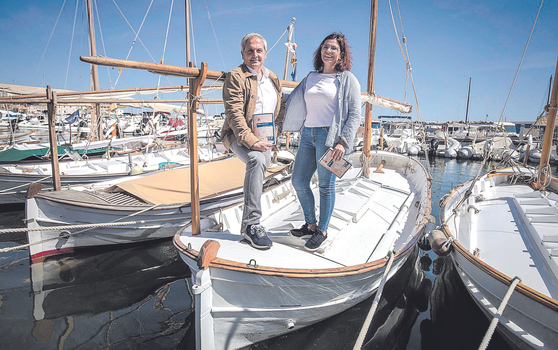 El editor de ‘Viatge al riu de l’Or’, Tomeu Rosselló, y la viuda de Joan Manuel Pons, Margalida Gili, en el llaüt de él, llamado ‘JJ’.