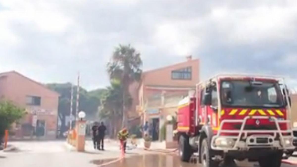 Uno de los camiones de bomboeros que están trabajando en las labores de extinción de Torrelles de Salanca, en el Rosselló.