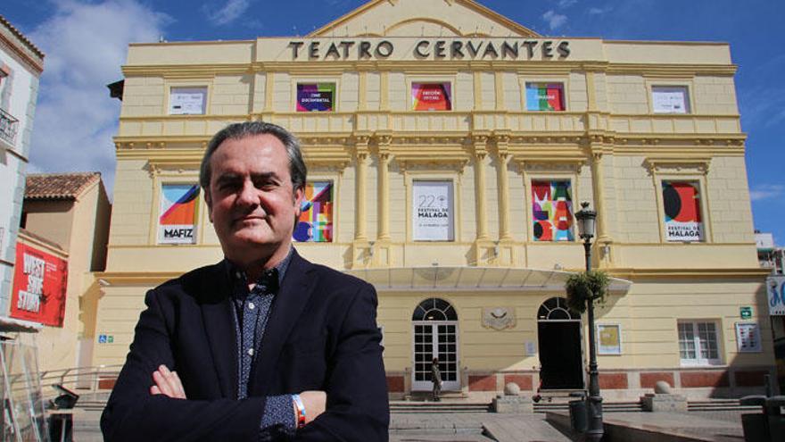 Juan Antonio Vigar, delante de la fachada del Teatro Cervantes, donde arrancará el Festival de Málaga el próximo viernes.