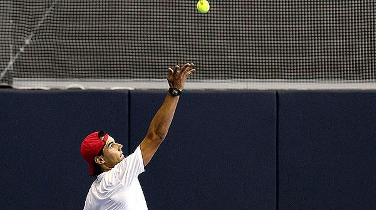 El tennista es mostra prudent després del primer contacte amb la pista.