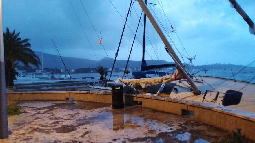 Sturmtief Gloria auf Mallorca: gestrandete Boote in Port de Pollença