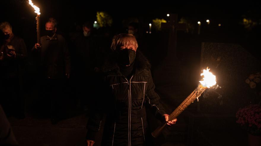 Día de caídos, noche de ánimas en el cementerio de Zamora