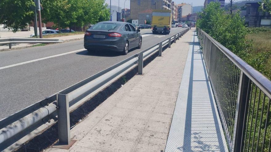 A la derecha, pasarela metálica instalada en el paso peatonal del puente de A Chanca. | T.Hermida
