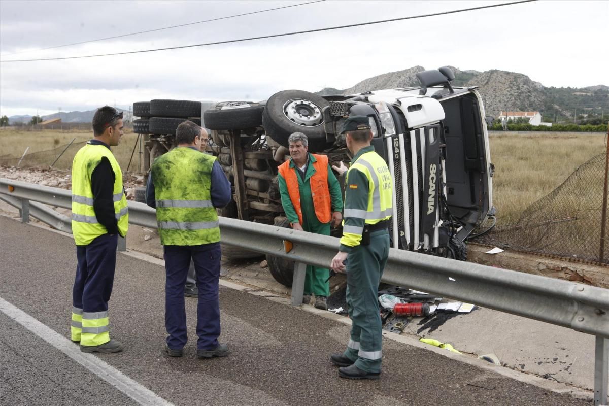 Muere un motorista al chocar con un camión en la N-340 en Benicàssim