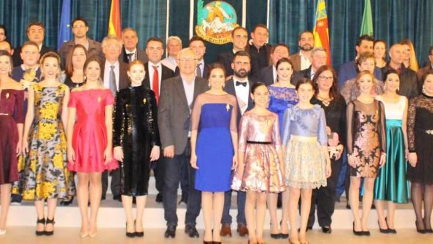 El alcalde Joan Ribó presidió la gran foto de grupo con las falleras mayores, la corte mayor y todos los profesionales de la pirotecnia.