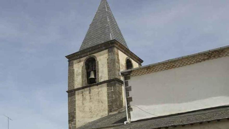 Foto de grupo junto a la torre con la campana &quot;La Clarina&quot;.