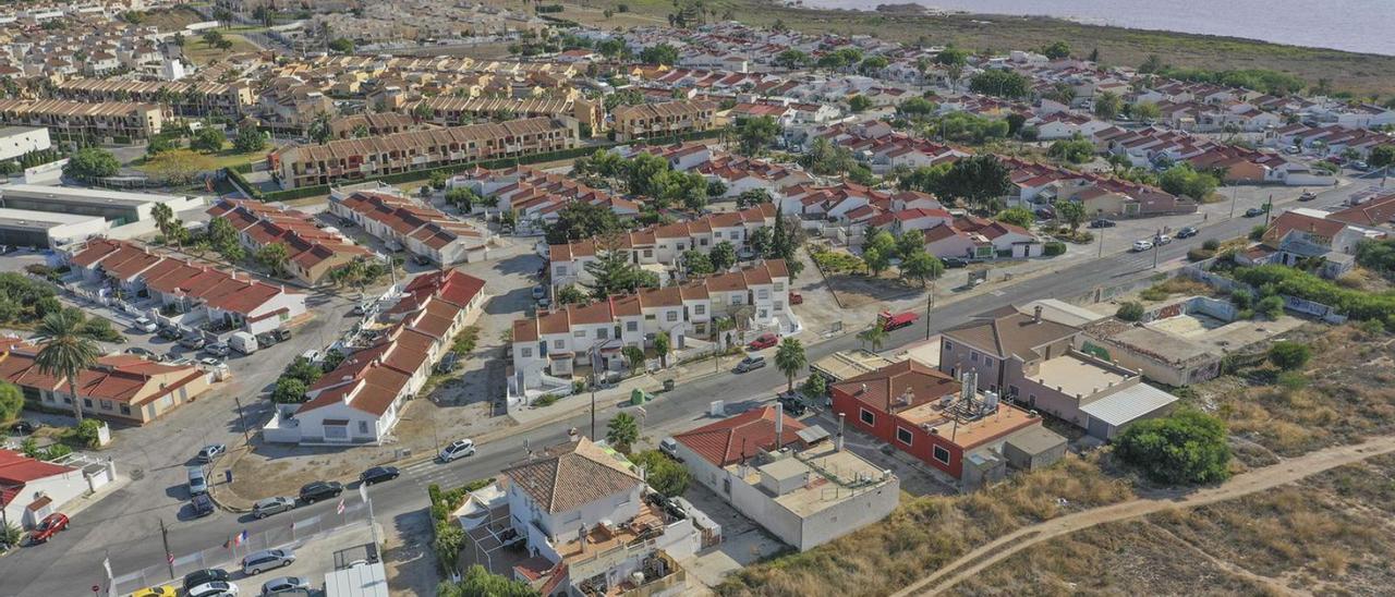 Panorámica aérea del casco urbano de Torrevieja y sus urbanizaciones.  | TONY SEVILLA