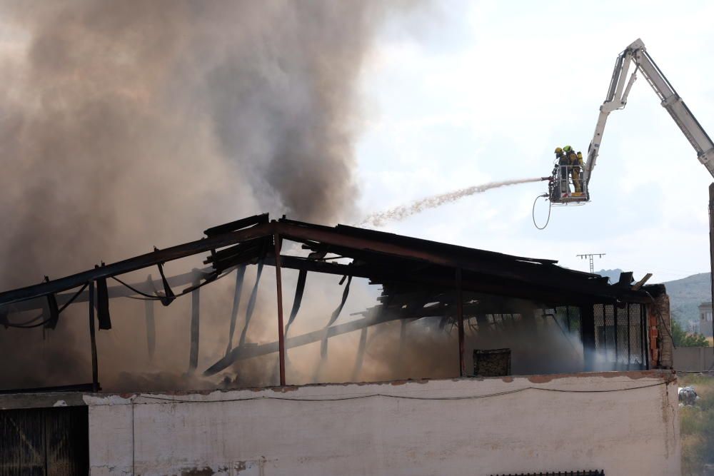 Arde una nave industrial en Aspe