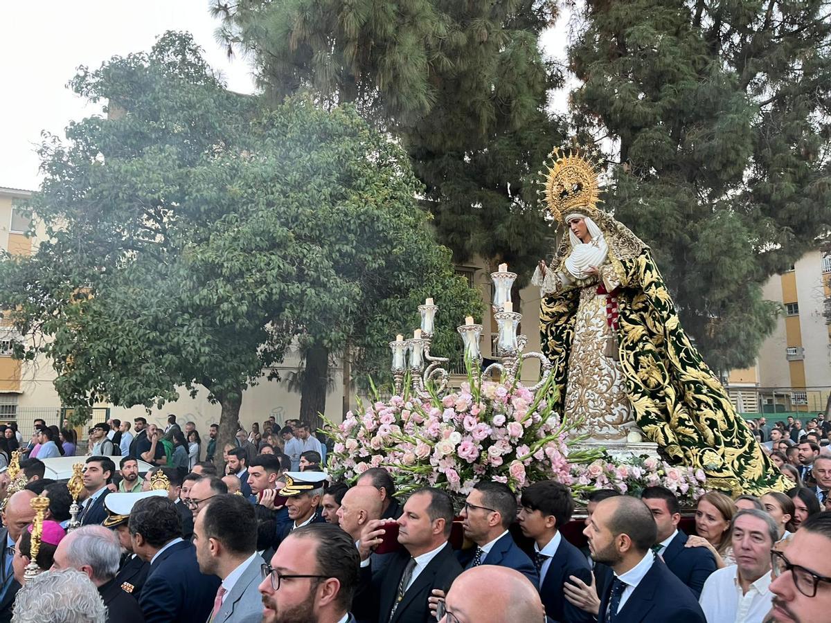 La Esperanza de Triana deja el Polígono Sur acompañada por miles de personas