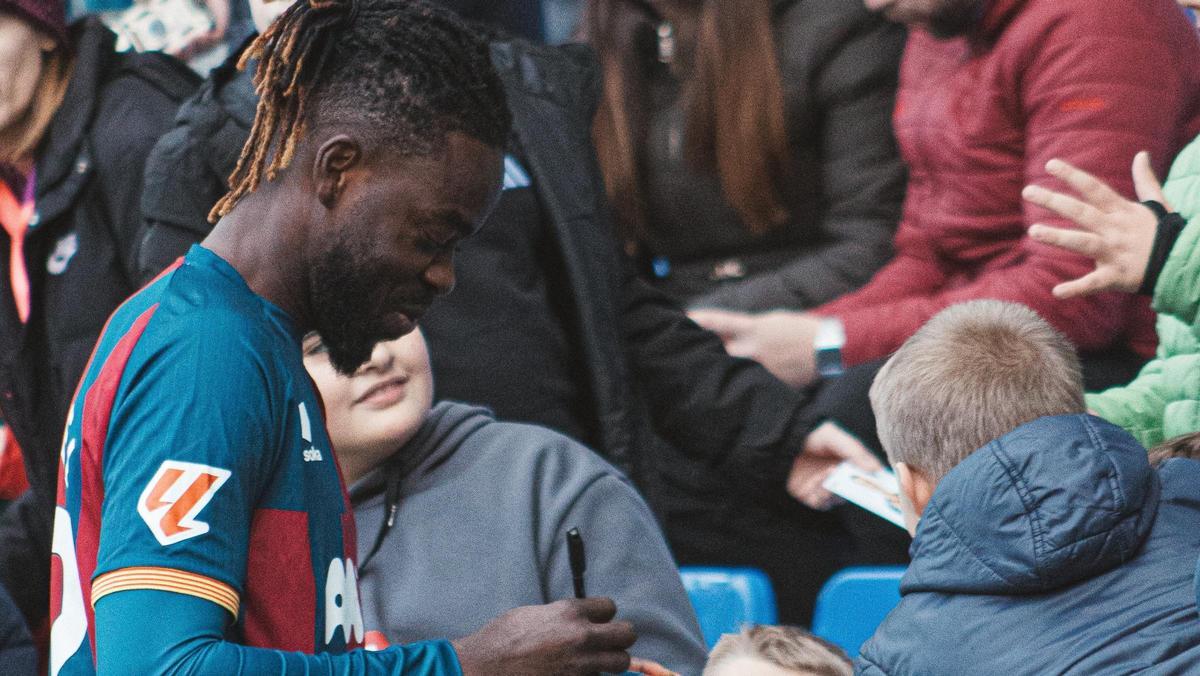 Michael Agbekpornu, en la presentación oficial como nuevo jugador del Huesca.