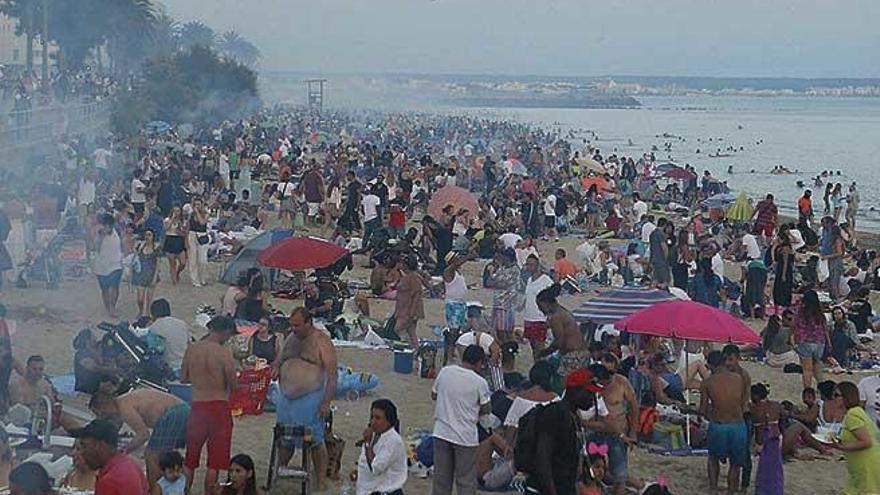Imagen de la celebración de la Nit de Sant Joan del año pasado en la playa de Can Pere Antoni.