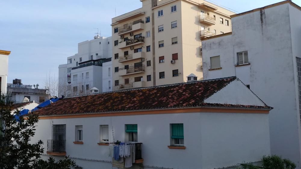 Desalojan una vivienda en Marbella al derrumbarse su techo