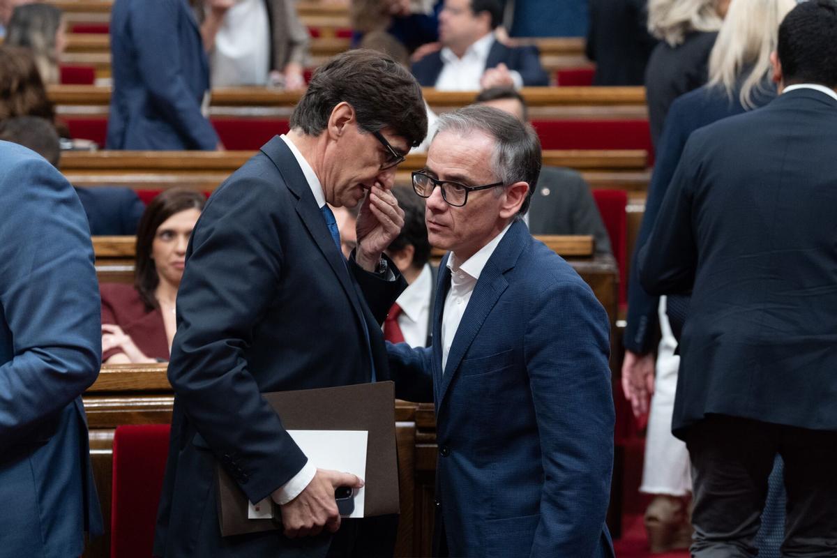 09/10/2024 El presidente de la Generalitat de Catalunya, Salvador Illa (i), y el presidente del Grupo Parlamentario ERC, Josep María Jové (d), durante un debate de Política General en el Parlament de Catalunya, a 9 de octubre de 2024, en Barcelona, Catalunya (España). Este miércoles continúa en el Parlament de Catalunya el Pleno en el que el presidente de la Generalitat, presenta las líneas generales de la política de su Govern para los próximos años reivindicando los acuerdos firmados con ERC y los comunes. POLITICA David Zorrakino - Europa Press