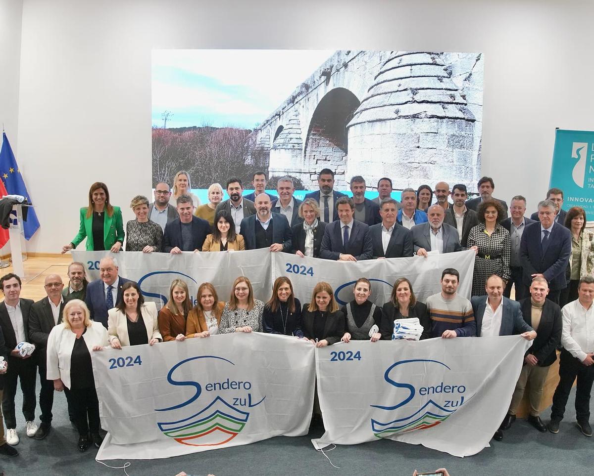 Foto de familia de los concejales y alcaldes de los municipios con senderos azules que este miércoles recogieron los distintivos en Madrid. Entre ellos, las alcaldesas de Almassora (María Tormo) y Orpesa (Araceli de Moya).