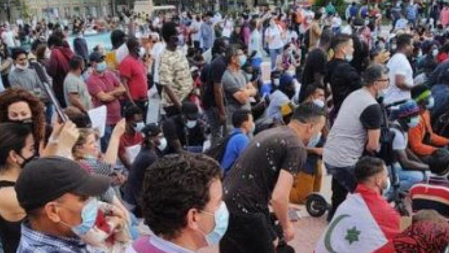 Manifestants a Plaça Catalunya reclamant &quot;Papers per a tothom&quot; aquest diumenge 14 de juny