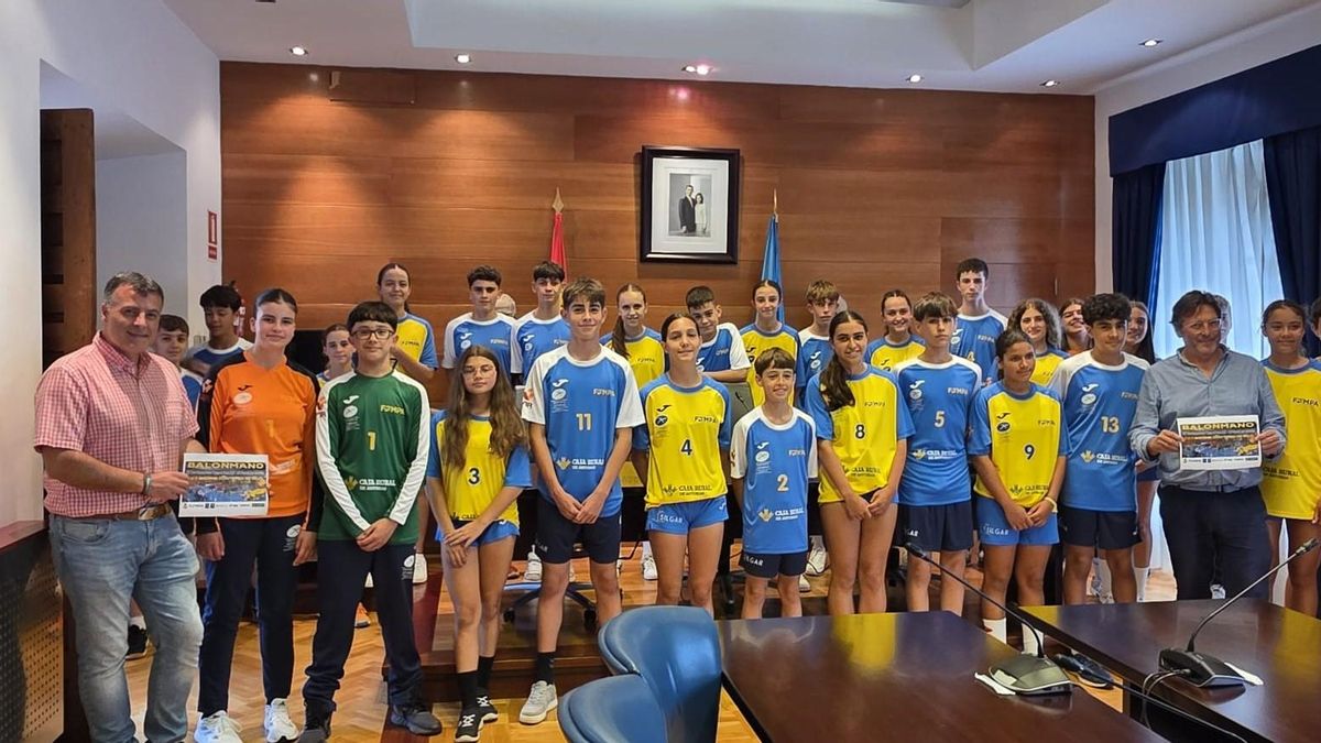 Jugadores de la selección asturiana de Balonmano en el salón de plenos del Ayuntamiento cangués durante la presentación del torneo.