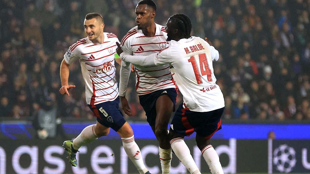 Edimilson Fernandes del Brest celebra su gol ante el Sparta de Praga