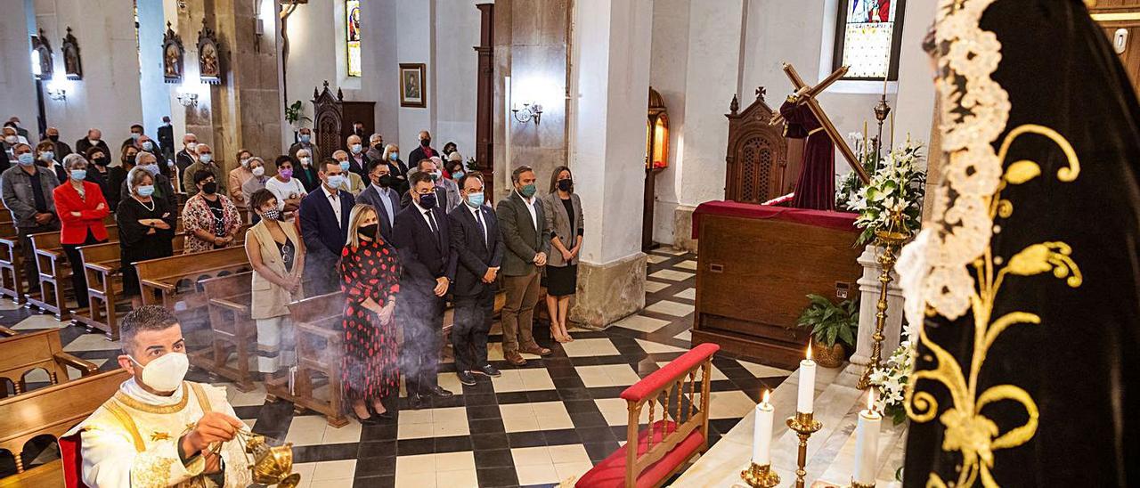 Marcos Torres, ante la imagen de la patrona, durante la liturgia.