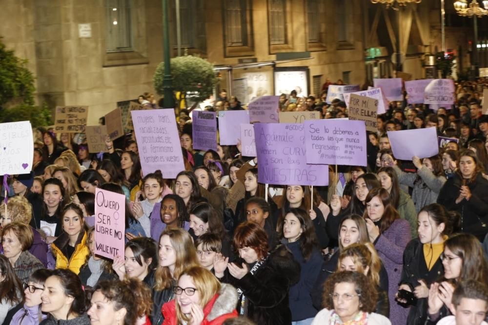 Miles de personas recorren las calles de Vigo en la manifestación central del 8-M