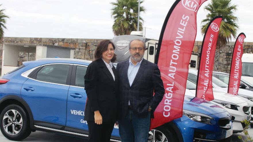 Cristina Liñares y José Luis Liñares delante del nuevo Kia XCeed. CORGAL