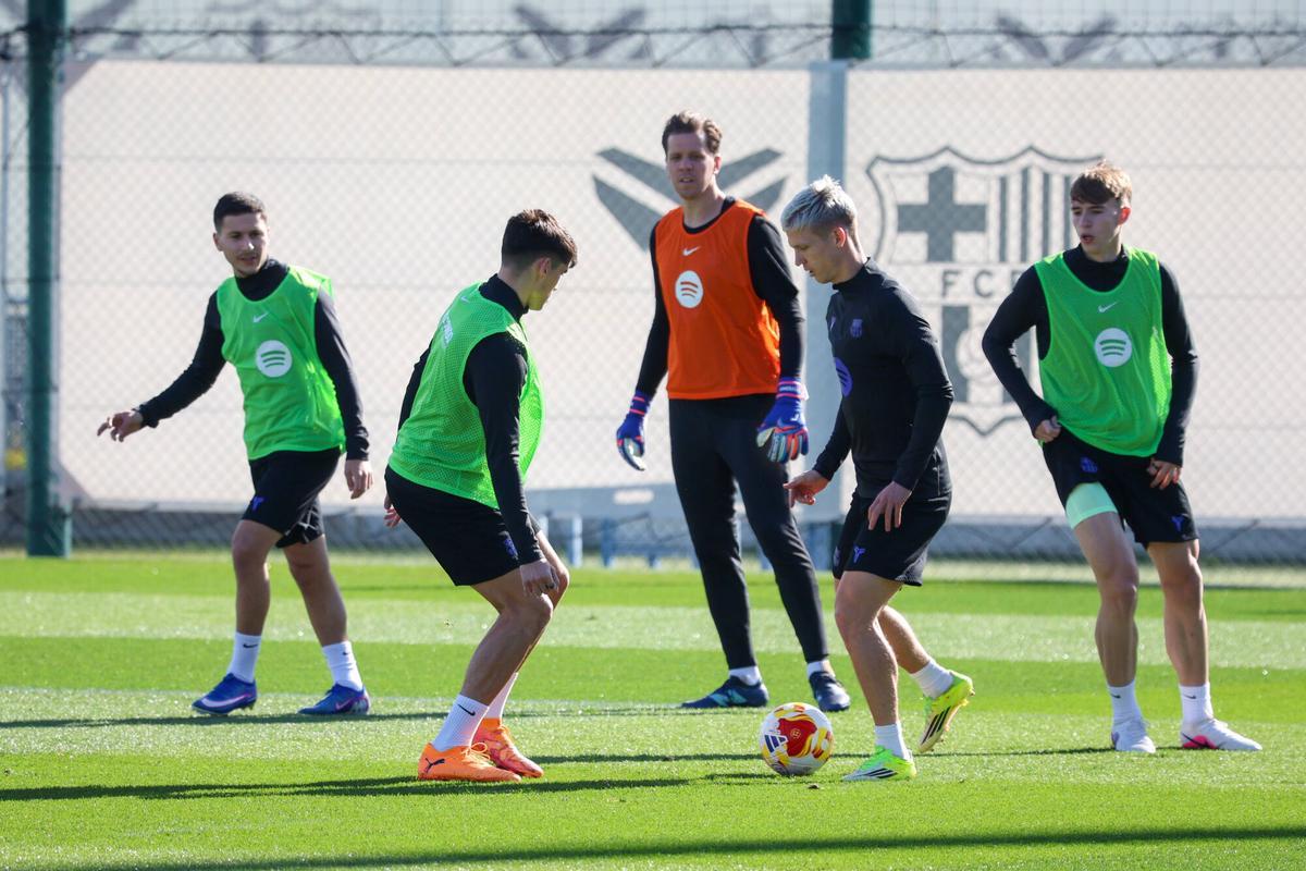 Varios jugadores en un rondo de este miércoles.