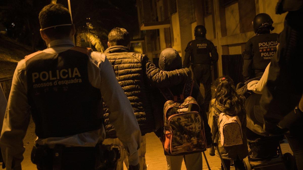 Desahucio nocturno de una familia con niños.