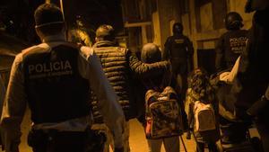 Desahucio nocturno de una familia con niños.