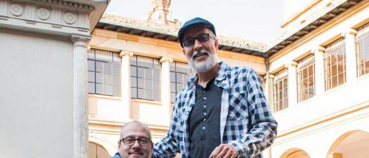 Miguel Ángel Fernández y Vaudí, ayer, en el patio de la Universidad.