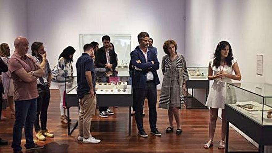 La experta Lucía Brage explica la muestra en la inauguración.