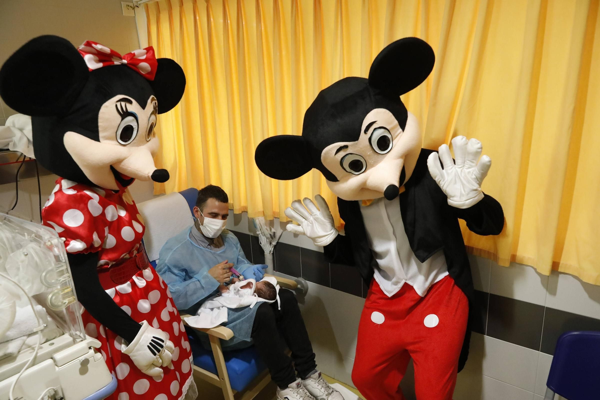 Así fue la visita de Mickey y Minnie Mouse al Hospital de Cabueñes (en imágenes)