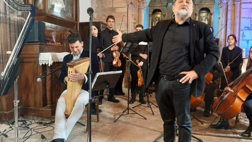 Héctor Braga y Manuel Paz, con la OCAS, durante el concierto-presentación de la Rota de Arlós.