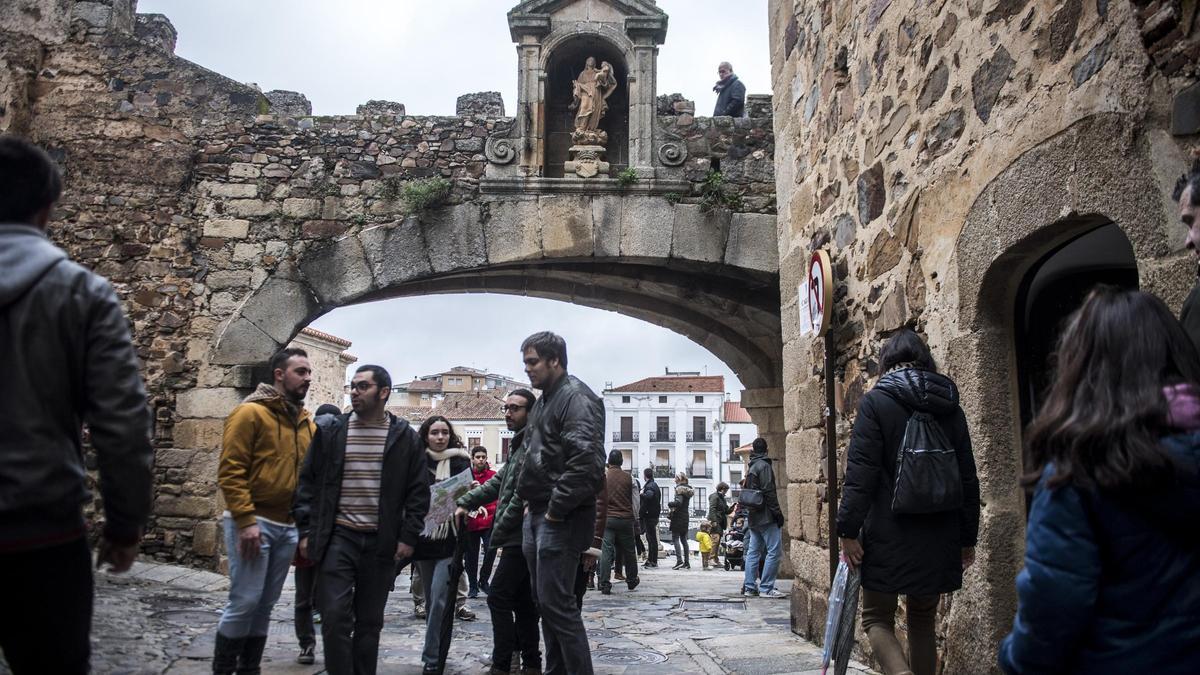 Numerosos visitantes llenan las principales calles de la Parte Antigua de Cáceres, ayer por la mañana.