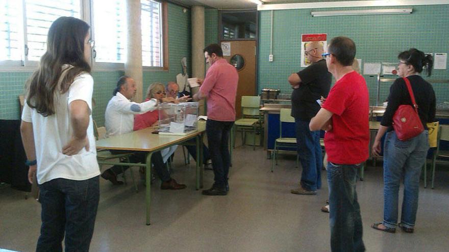 Un moment de la votació a les Mèlies de Vilafant.