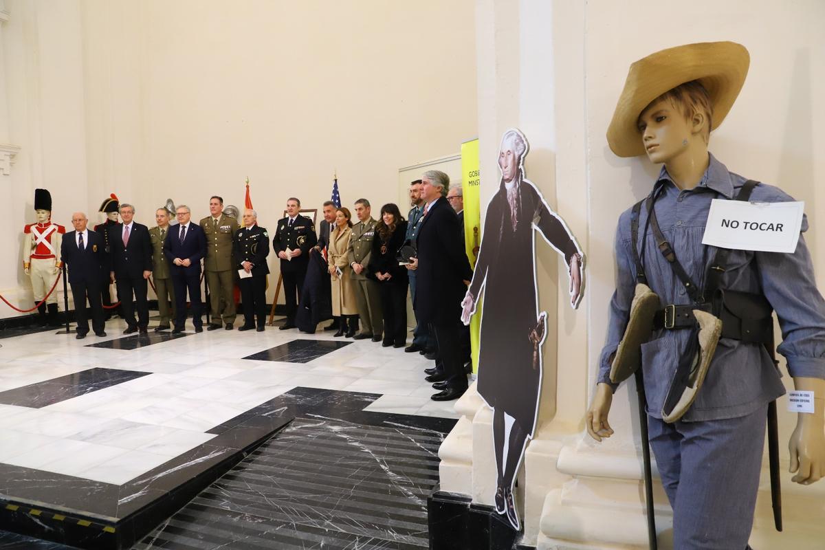Autoridades civiles y militares en la inauguración de la exposición 'El legado español en los Estados Unidos de América'.