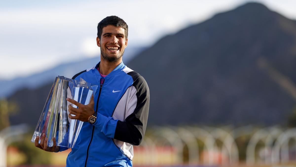 Carlos Alcaraz posa sonriente con su trofeo de campeón de Indian Wells 2024