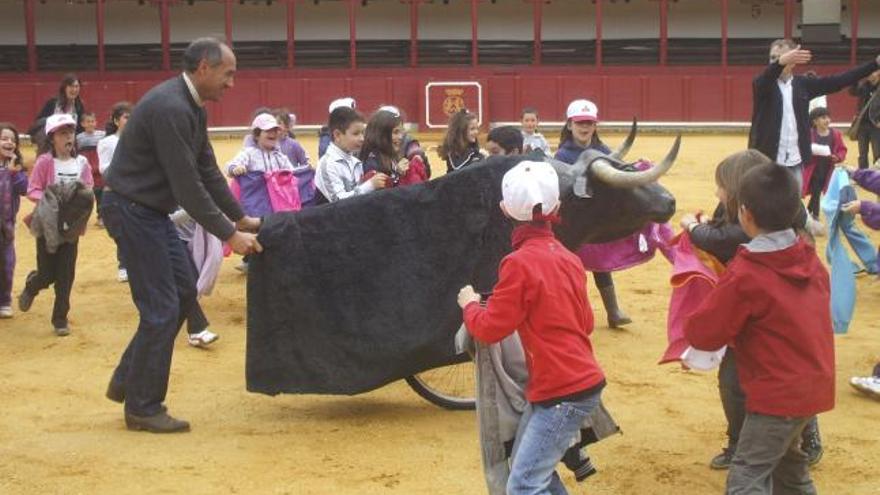 Alumnos del colegio Ríomanzanas visitan la plaza de toros y recrean la fuente de vino