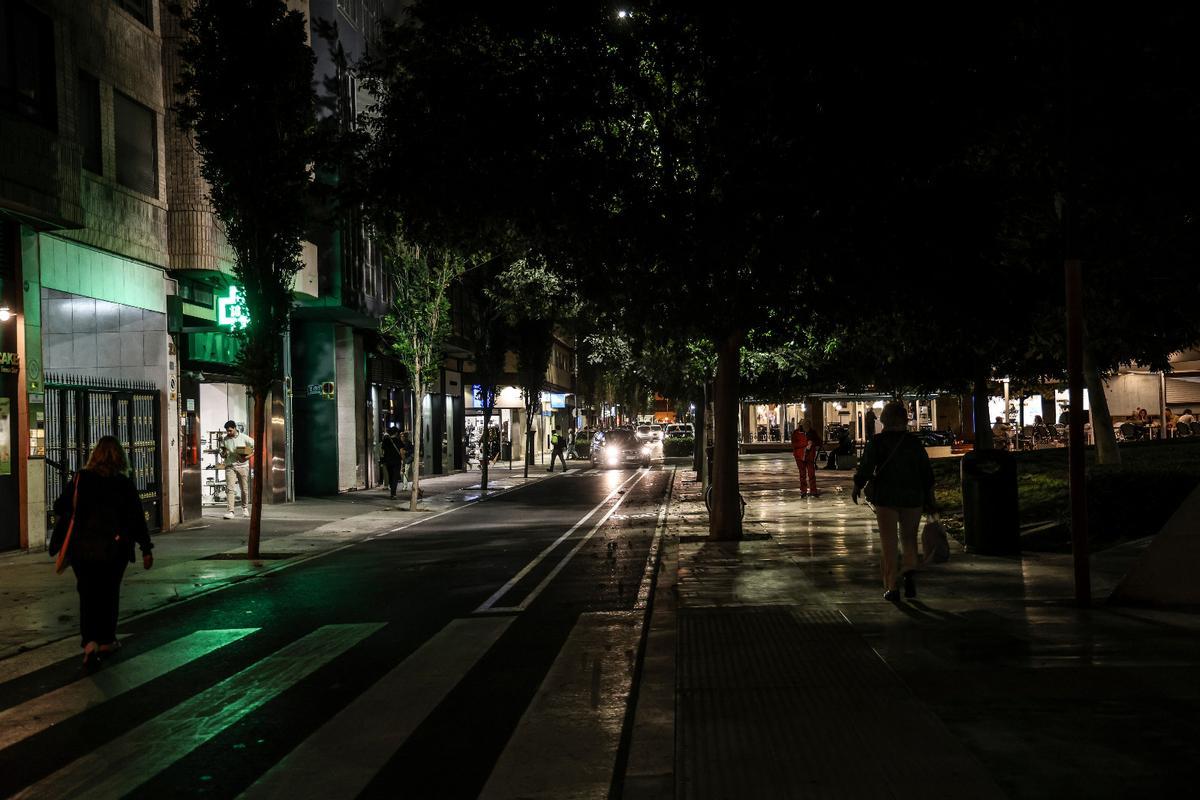 Comerciantes y vecinos de la plaza Séneca reclaman más iluminación Comerciantes y vecinos de la plaza Séneca reclaman más iluminación