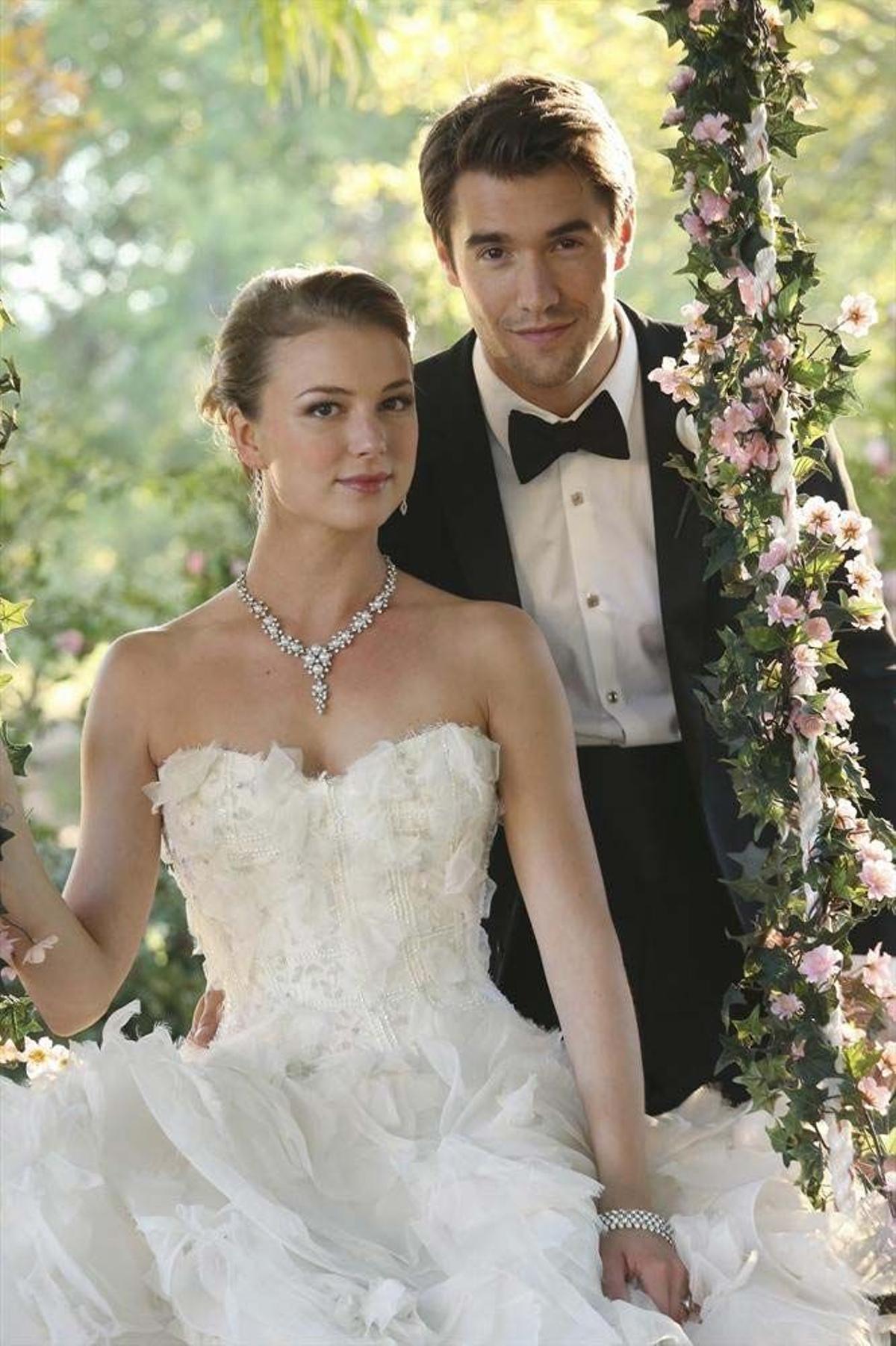 Emily VanCamp y Josh Bowman en su boda en la serie 'Revenge'