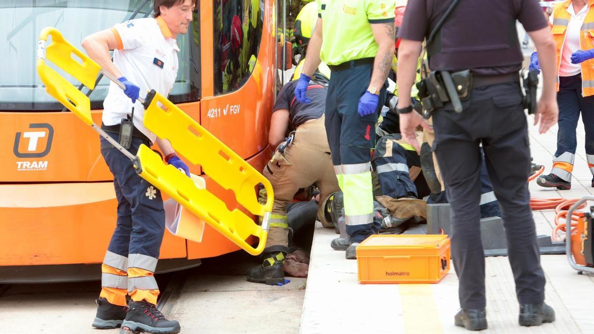 Cae accidentalmente a las vías del TRAM en Alicante con el tranvía ya en marcha y es arrastrado
