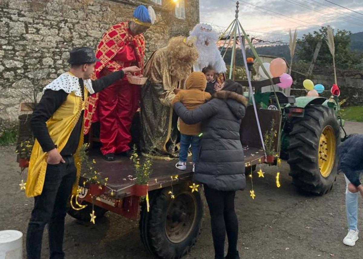 Los Reyes, en la tarde de ayer, llegando a la parroquia de Orazo. |  // BERNABÉ/JAVIER LALÍN